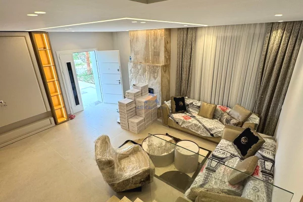 Shtepi ne shitje Vila Luksoze ne Durres, 3+1, Mobilimi E mobiluar, Pagesa 420,000  Euro.