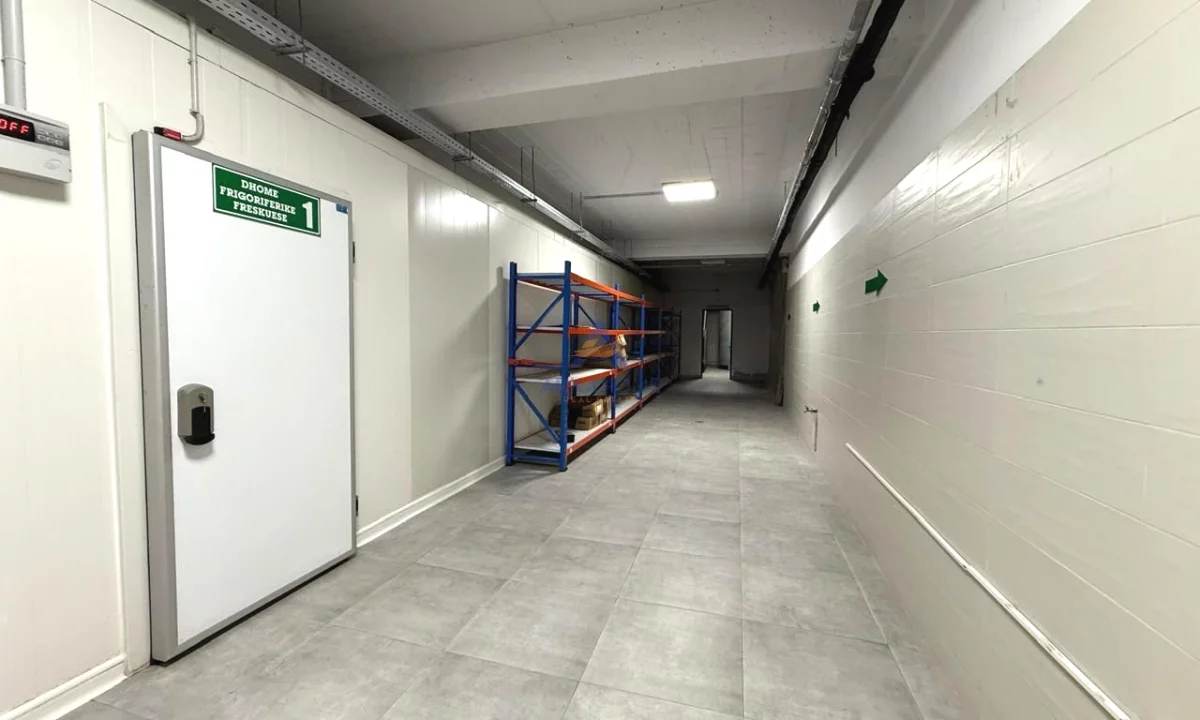 MAGAZINE ME QERA 1200 M2 "KTHESA E KAMZES" 6000 EURO (PARKIM PER MAKINA SHUME TONESHE).