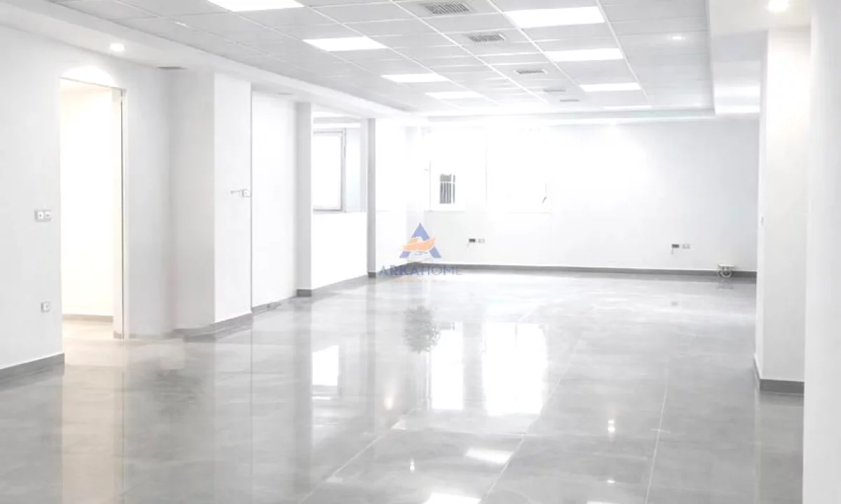 JEPET ZYRE ME QERA 450M2 "PRANE KLINIKES INDIANE TE SYRIT,KOMUNA E PARISIT " 6000 EURO.