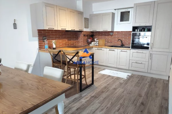 Shtepi ne shitje Apartament ne Tirane, 2+1, Mobilimi E mobiluar, Pagesa 216,300  Euro.