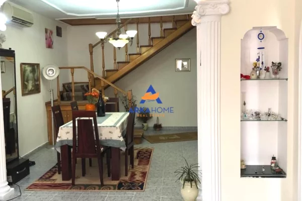 Shtepi ne shitje Duplex(shtepi me 2 kate) ne Tirane, 3+1, Mobilimi E mobiluar, Pagesa 400,000  Euro.