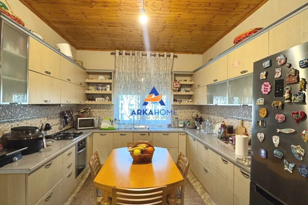 Shtepi ne shitje Apartament ne Tirane, 3+1, Mobilimi E mobiluar, Pagesa 187,000  Euro.