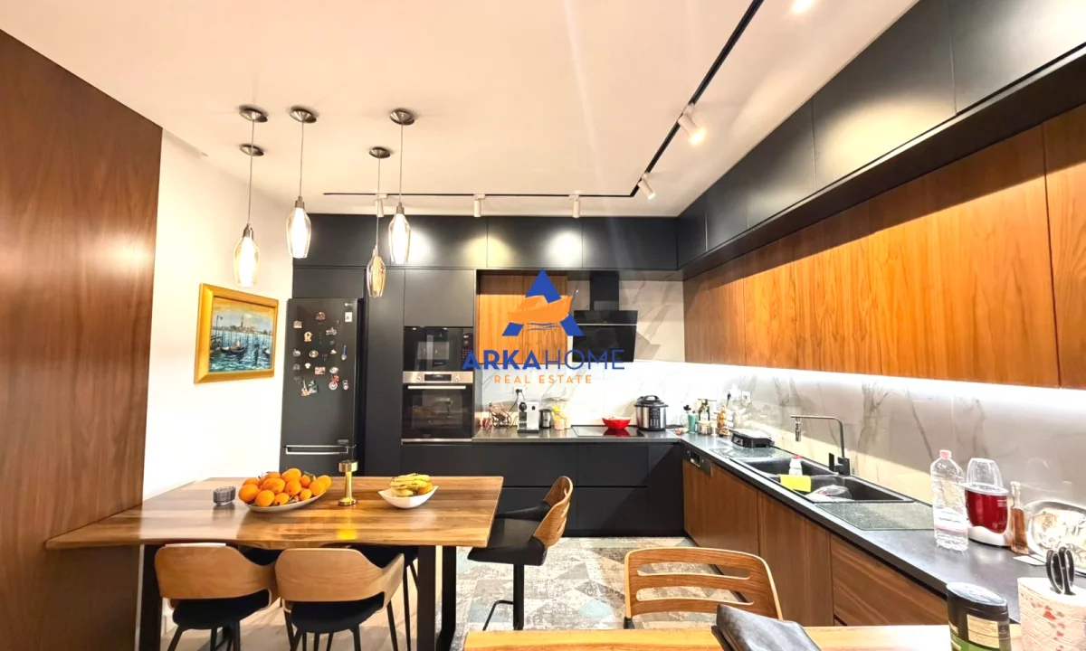 Duplex (casa a 2 piani) in vendita a Tirana 2+1, Arredato