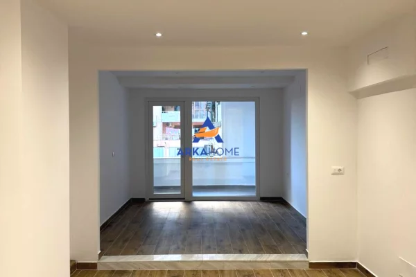 Ambiente Commerciale in Affitto 3+1 a Tirana - 800 Euro