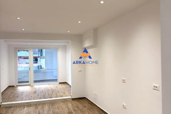Ambiente Commerciale in Affitto 3+1 a Tirana - 800 Euro