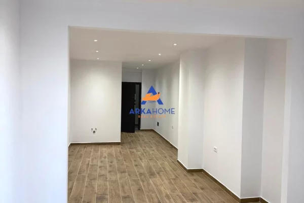 Ambiente Commerciale in Affitto 3+1 a Tirana - 800 Euro