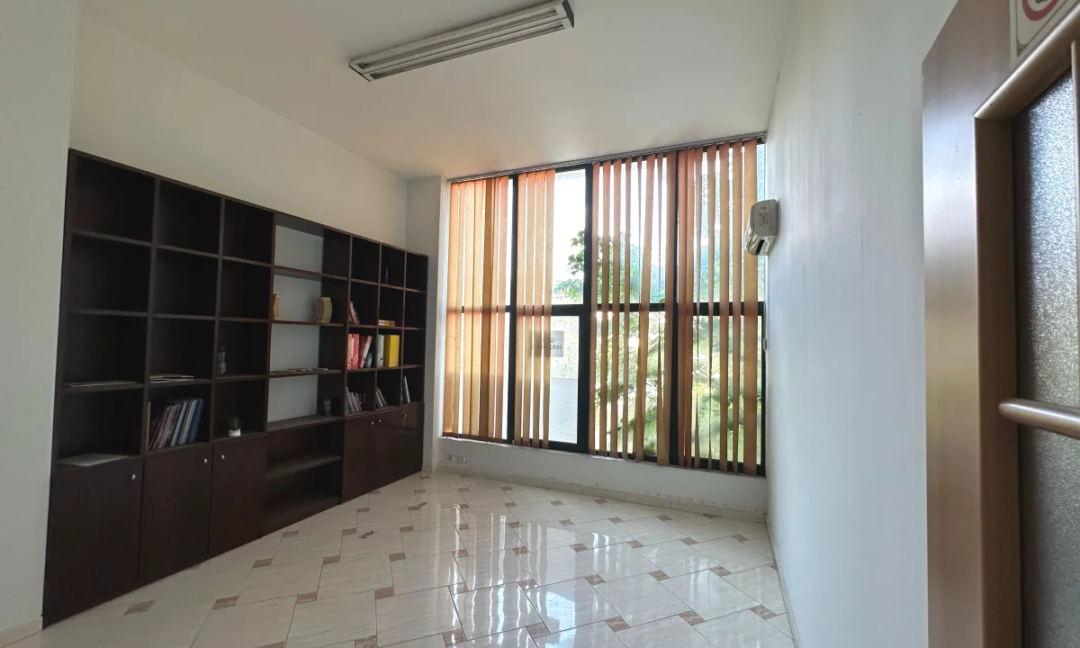 JEPET AMBJENT ME QERA 230M2 " RRUGA BARDHYL" 1700 EURO