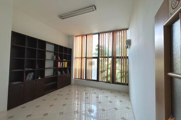 JEPET AMBJENT ME QERA 230M2 " RRUGA BARDHYL" 1700 EURO