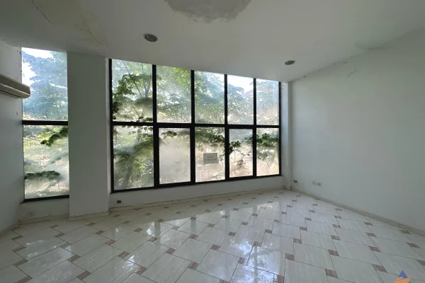 JEPET AMBJENT ME QERA 230M2 " RRUGA BARDHYL" 1700 EURO