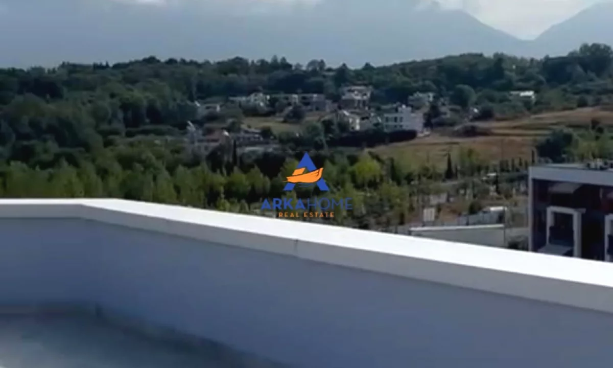 Attico(ultimo piano panoramico) in vendita a Tirana 3+1, Vuoto