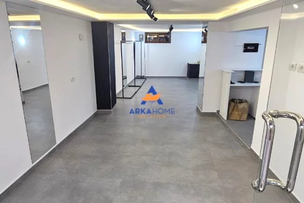 Ambiente Commerciale in Vendita 1+1 a Tirana - 7,500 Euro