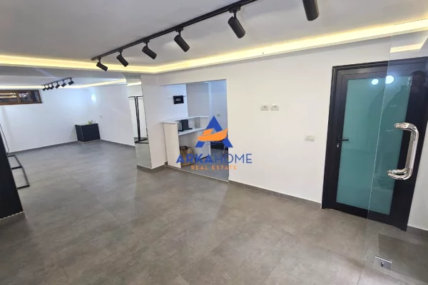 Ambiente Commerciale in Vendita 1+1 a Tirana - 7,500 Euro