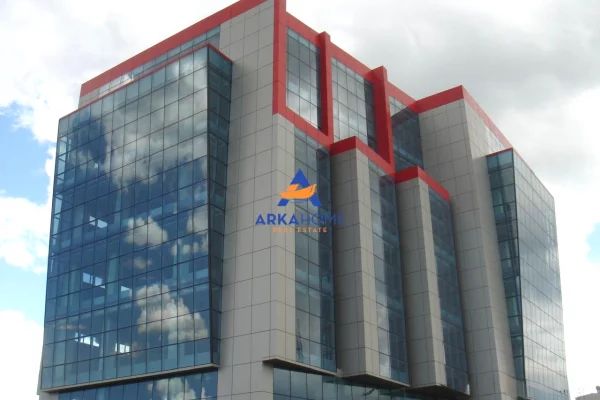 JEPET AMBIENT BIZNESI ME QERA 750M2 " PRANE QTU" 3000 EURO