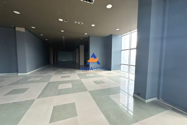 JEPET AMBIENT BIZNESI ME QERA 750M2 " PRANE QTU" 3000 EURO