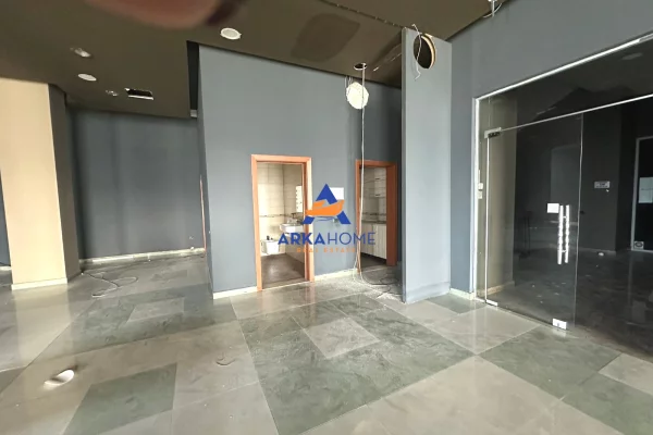 JEPET AMBIENT BIZNESI ME QERA 750M2 " PRANE QTU" 3000 EURO