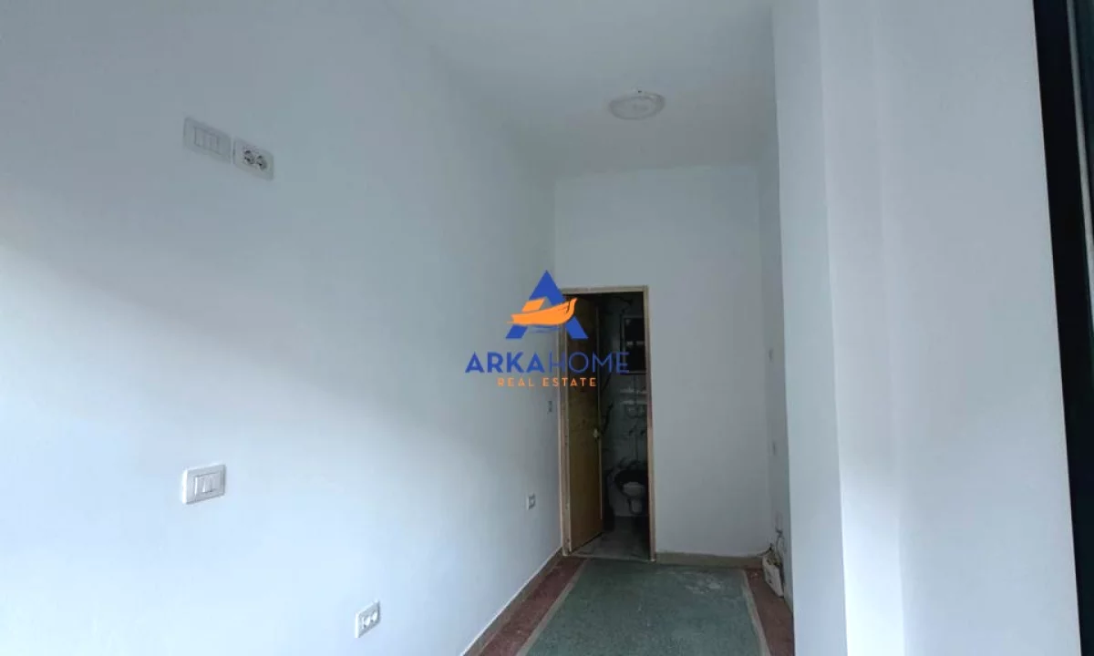 JEPET AMBIENT BIZNESI ME QERA 12M2 "TREGU CAM, QENDER" 30.000 LEKE