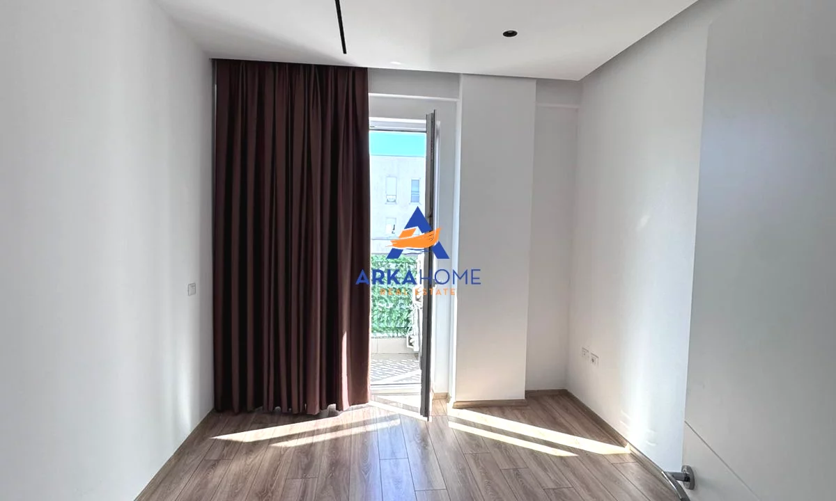 JEPET ZYRE ME QERA "TEK KESHI VASIL SHANTO" 900 EURO