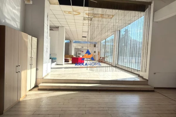 JEPET AMBIENT ME QERA 750M2 "TE SPITALI AMERICAN 3" 375000 LEKE