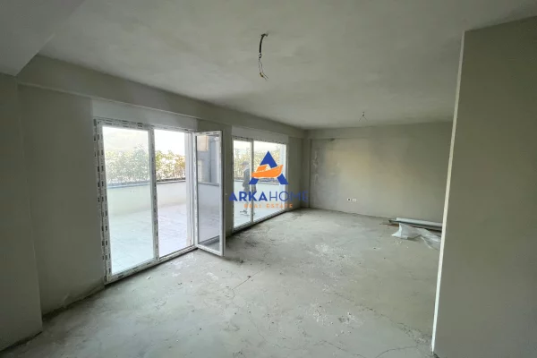SHITET APARTAMENT 3+1+2+BALLKON+VERANDË "GREEN TERRACES,LIQENI I THATË" 386.000 EURO
