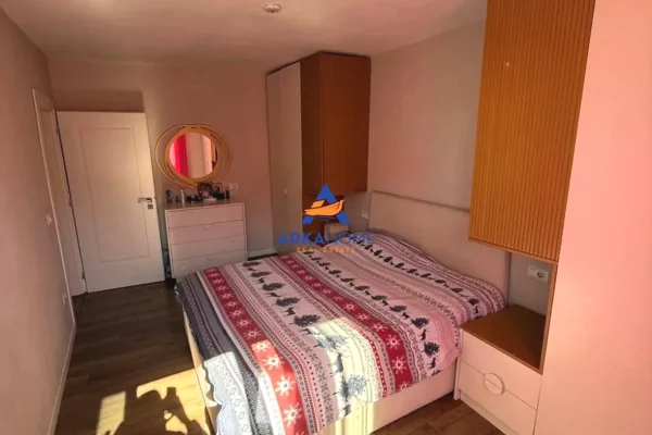Shtepi ne shitje Apartament ne Tirane, 2+1, Mobilimi E mobiluar, Pagesa 137,000  Euro.