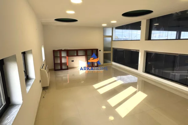 JEPET ME QERA KAPANON 2200M2 "RINAS" 3200 EURO