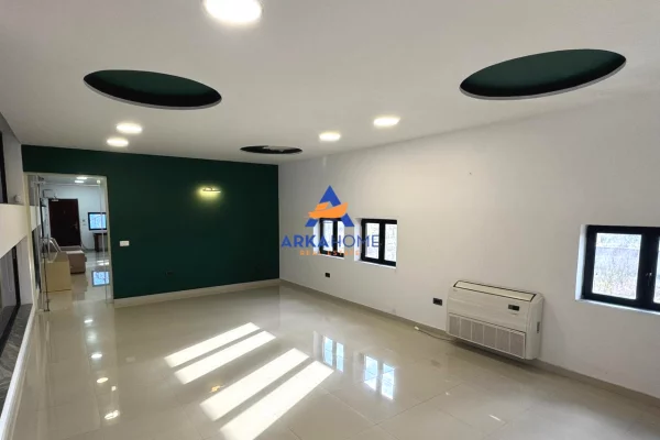 JEPET ME QERA KAPANON 2200M2 "RINAS" 3200 EURO