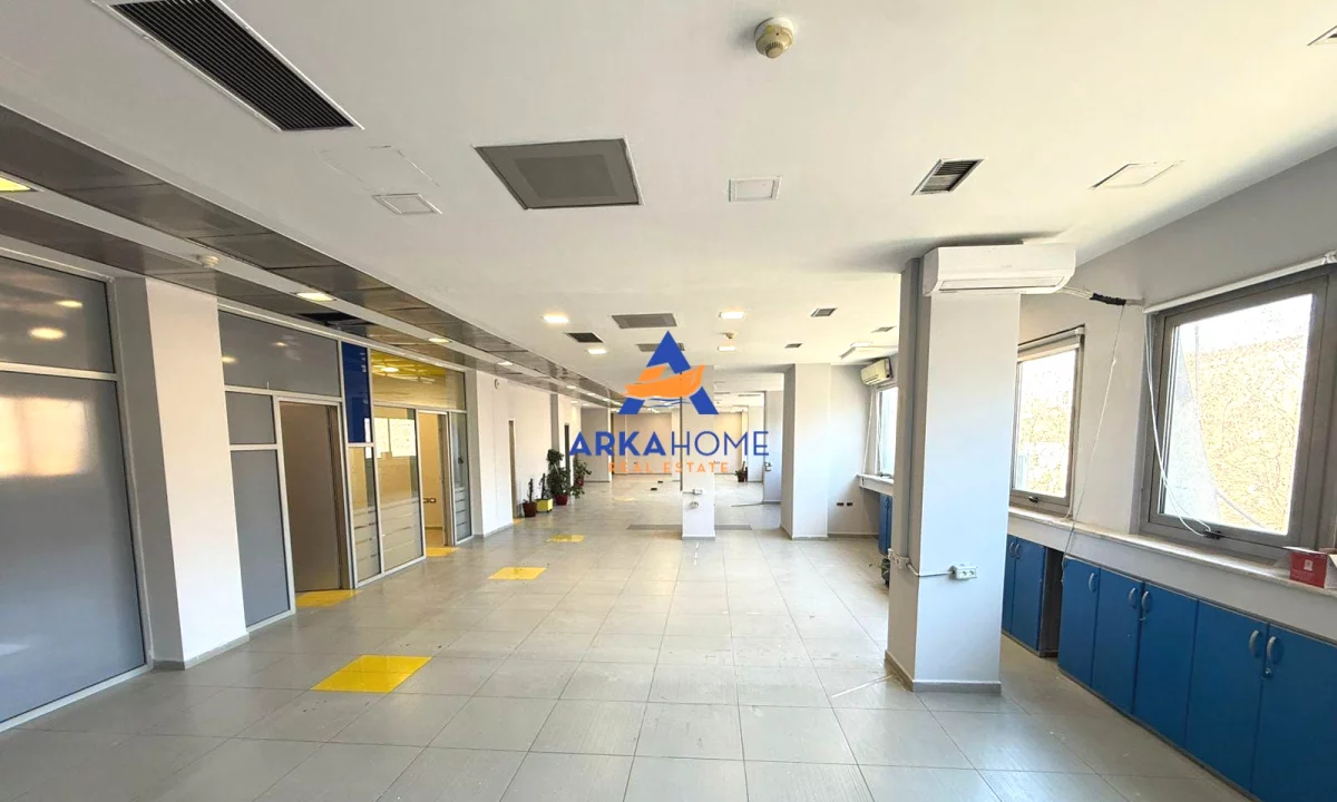 SHITET AMBJENT BIZNESI 915M2 "TEK RRUGA E KAVAJES" 2.244.200 EURO
