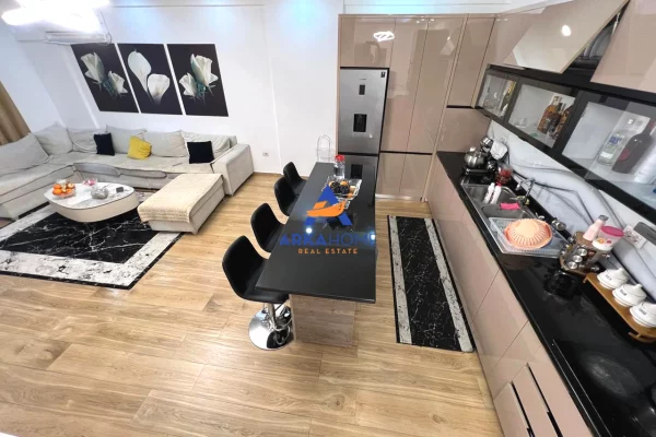 Appartamento in vendita a Tirana 2+1, Arredato