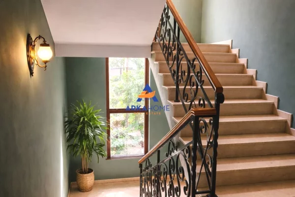 Shtepi me qera Apartament ne Tirane, 6+1, Mobilimi E mobiluar, Pagesa 4,000  Euro.