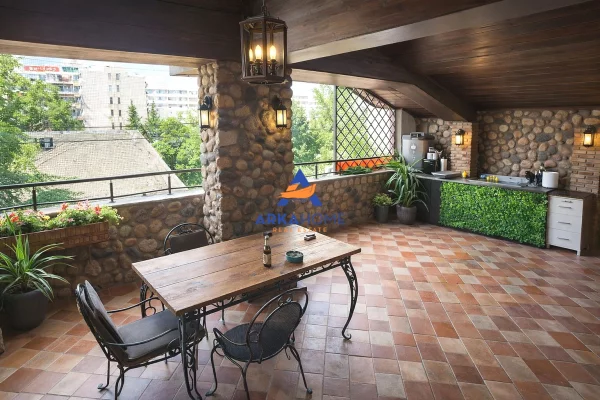 Shtepi ne shitje Vila Luksoze ne Tirane, 3+1, Mobilimi E mobiluar, Pagesa 1,300,000  Euro.