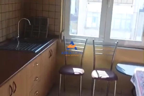 Shtepi me qera Apartament ne Tirane, 2+1, Mobilimi Bosh, pa mobiluar, Pagesa 800  Euro.