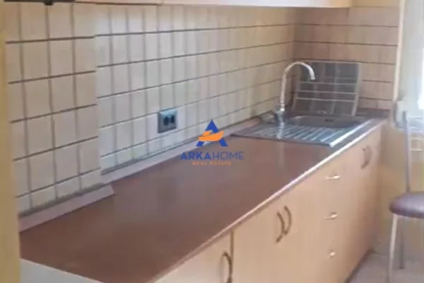 Shtepi me qera Apartament ne Tirane, 2+1, Mobilimi Bosh, pa mobiluar, Pagesa 800  Euro.