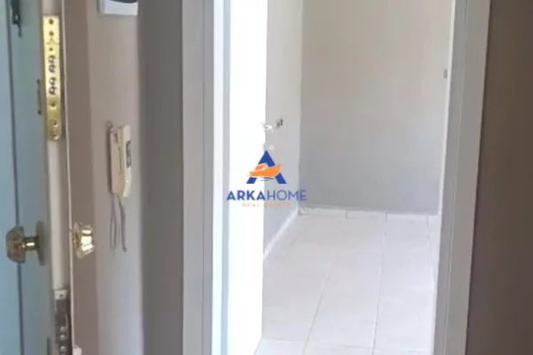 Shtepi me qera Apartament ne Tirane, 2+1, Mobilimi Bosh, pa mobiluar, Pagesa 800  Euro.