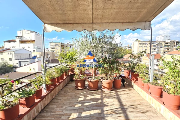 Shtepi me qera Shtepi Private ne Tirane, 4+1, Mobilimi E mobiluar, Pagesa 2,200  Euro.