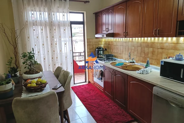 Shtepi me qera Shtepi Private ne Tirane, 4+1, Mobilimi E mobiluar, Pagesa 2,200  Euro.
