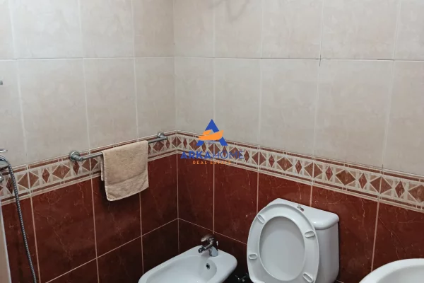 Shtepi me qera Shtepi Private ne Tirane, 4+1, Mobilimi E mobiluar, Pagesa 2,200  Euro.