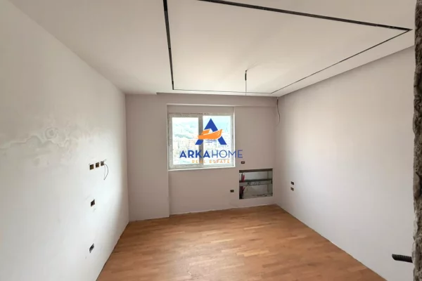 Penthouse (panoramic top floor) for sale in Tirana 4+1, Emty