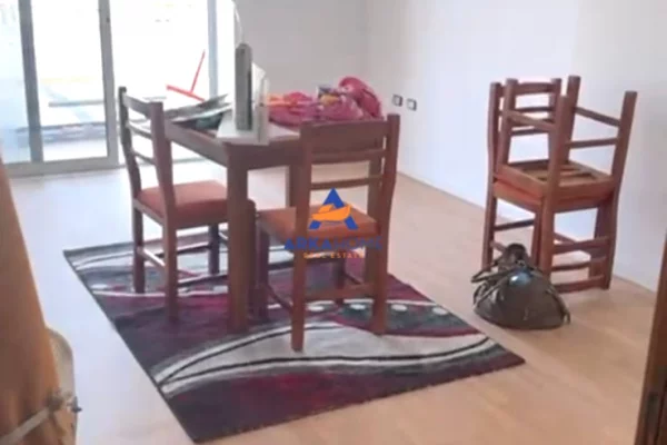 SHITET APARTAMENT 1+1+VERANDE "RRUGA E THESARIT PRANE SHKOLLES 17 NENTORI" 110.000 EURO (I DISKUTUES