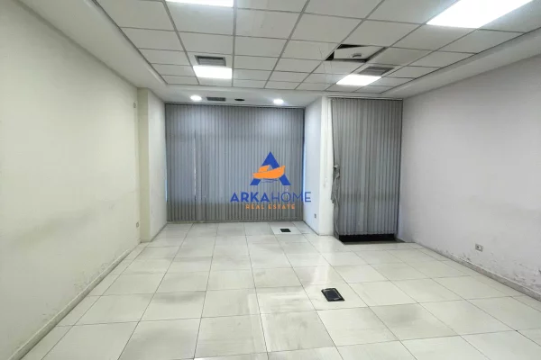 JEPET AMBIENT ME QERA 820M2 "RRUGA KAVAJES , PERBALL DELIJORGJIT" 10.000 EURO