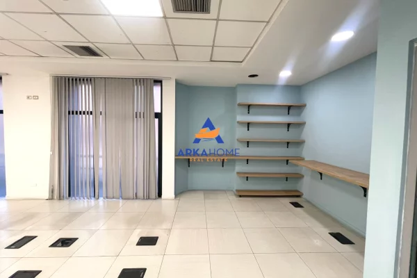 JEPET AMBIENT ME QERA 820M2 "RRUGA KAVAJES , PERBALL DELIJORGJIT" 10.000 EURO