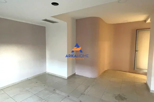 JEPET AMBIENT ME QERA 820M2 "RRUGA KAVAJES , PERBALL DELIJORGJIT" 10.000 EURO