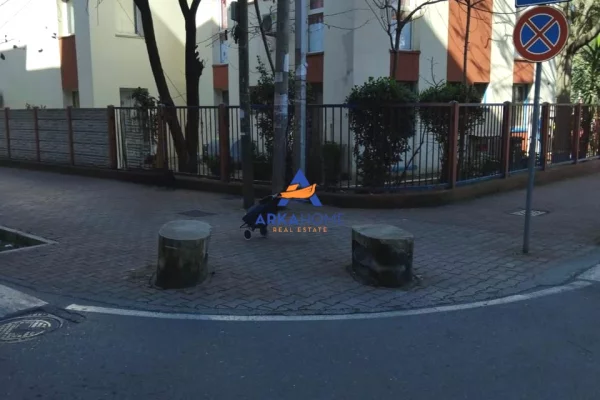 JEPET AMBIENT ME QERA 22M2 "RRUGA KONGRESI I LUSHNJES, 21 DHJETORI" 350 EURO