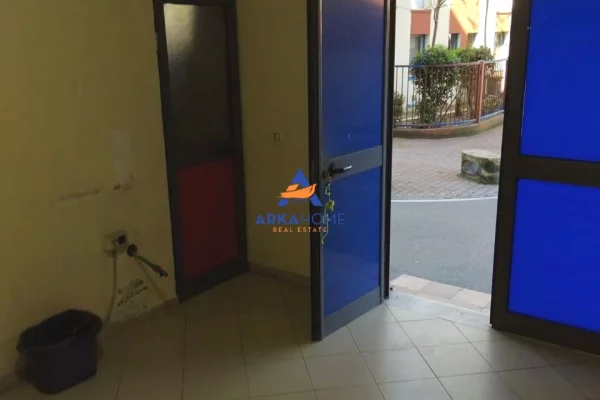 JEPET AMBIENT ME QERA 22M2 "RRUGA KONGRESI I LUSHNJES, 21 DHJETORI" 350 EURO