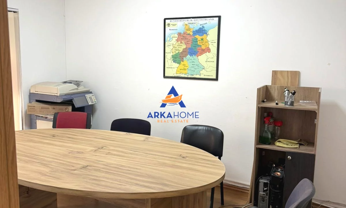 JEPET AMBIENT ME QERA 70M2 "PRANE RRUGES PJETER BUDI" 50000 LEKE