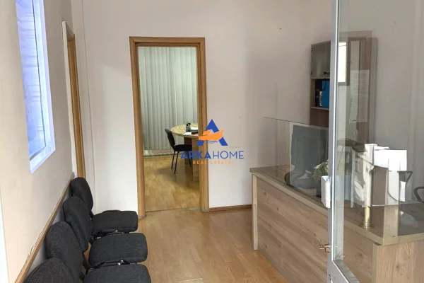 JEPET AMBIENT ME QERA 70M2 "PRANE RRUGES PJETER BUDI" 50000 LEKE