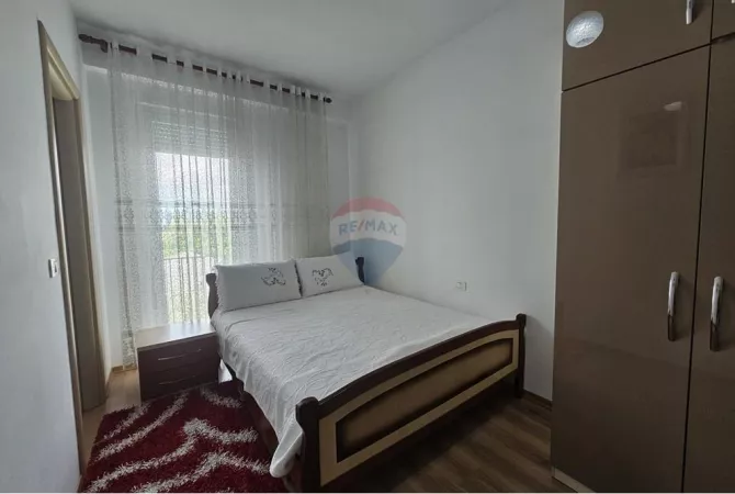 Shtepi me qera Papafingo(kati i catise) ne Tirane, 2+1, Mobilimi E mobiluar, Pagesa 50,000  Leke.