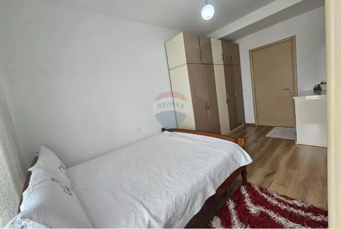 Shtepi me qera Papafingo(kati i catise) ne Tirane, 2+1, Mobilimi E mobiluar, Pagesa 50,000  Leke.