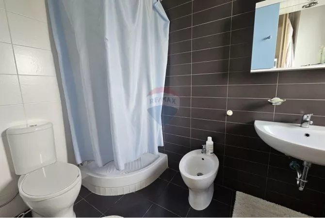 Shtepi me qera Papafingo(kati i catise) ne Tirane, 2+1, Mobilimi E mobiluar, Pagesa 50,000  Leke.