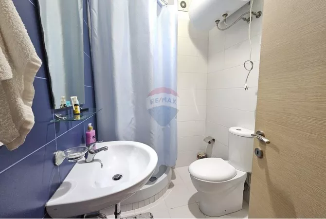 Shtepi me qera Papafingo(kati i catise) ne Tirane, 2+1, Mobilimi E mobiluar, Pagesa 50,000  Leke.