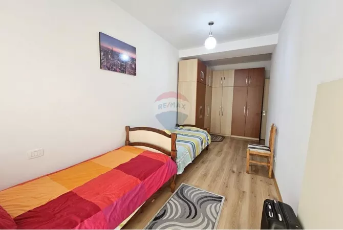 Shtepi me qera Papafingo(kati i catise) ne Tirane, 2+1, Mobilimi E mobiluar, Pagesa 50,000  Leke.